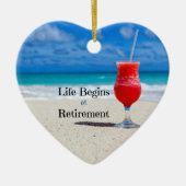 人生は引退から始まり、ビーチで飲霜の降りたむ セラミックオーナメント (正面)