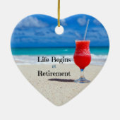 人生は引退から始まり、ビーチで飲霜の降りたむ セラミックオーナメント (裏面)