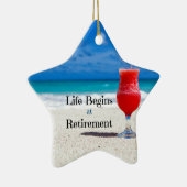 人生は引退から始まり、ビーチで飲霜の降りたむ セラミックオーナメント (右)