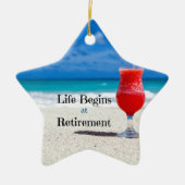 人生は引退から始まり、ビーチで飲霜の降りたむ セラミックオーナメント (正面)