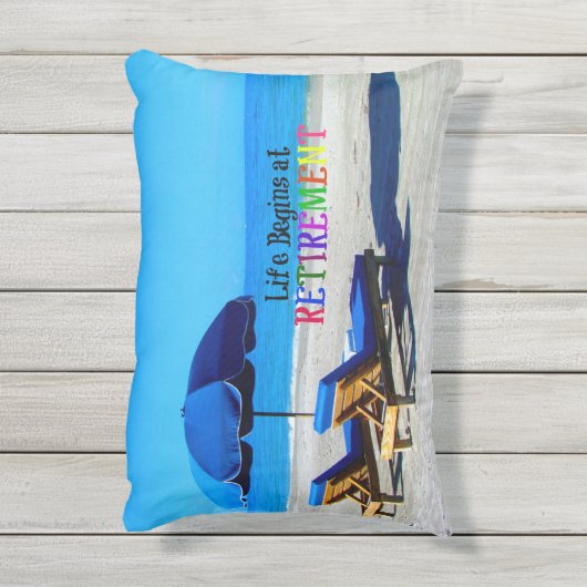 人生は引退から始まる アウトドアクッション (裏面(縦))