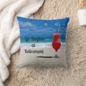 人生は引退から始まる – -霜の降りたビーチで飲む クッション (ブランケット)