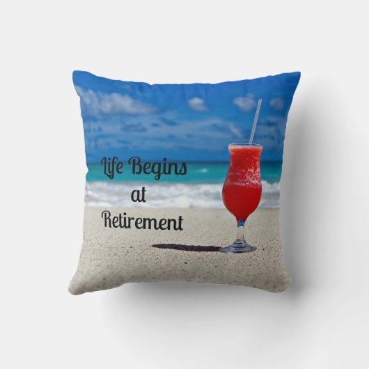 人生は引退から始まる – -霜の降りたビーチで飲む クッション (裏面)