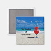 人生は引退から始まる – -霜の降りたビーチで飲む マグネット (正面/裏面)