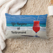 人生は引退から始まる – -霜の降りたビーチで飲む ランバークッション (ブランケット)