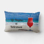 人生は引退から始まる – -霜の降りたビーチで飲む ランバークッション (裏面)