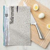 人生は引退で始まる – 霜の降りたビーチで飲む キッチンタオル (四つ折り)