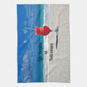 人生は引退で始まる – 霜の降りたビーチで飲む キッチンタオル (縦)