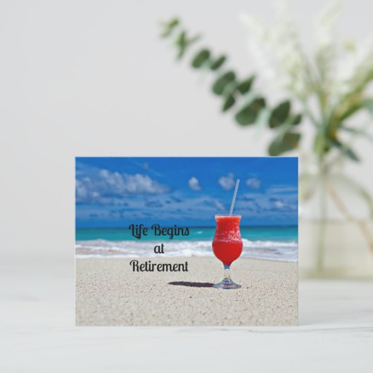 人生は引退で始まる – 霜の降りたビーチで飲む ポストカード (スタンド正面)