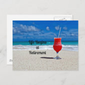 人生は引退で始まる – 霜の降りたビーチで飲む ポストカード (正面/裏面)