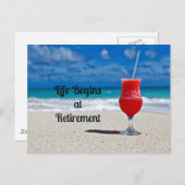 人生は引退で始まる – 霜の降りたビーチで飲む ポストカード (正面/裏面)