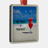 人生は引退で始まる – 霜の降りたビーチで飲む メタルオーナメント (右)