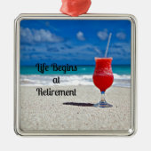 人生は引退で始まる – 霜の降りたビーチで飲む メタルオーナメント (正面)