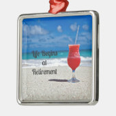 人生は引退で始まる – 霜の降りたビーチで飲む メタルオーナメント (左)