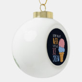 人生は数学に関してすべてではないアイスクリームもある セラミックボールオーナメント (左)