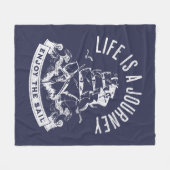 人生は旅楽しむだ フリースブランケット (正面(横))