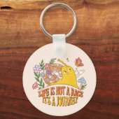 人生は旅 – かわいいカタツムリ、キノコと花 キーホルダー (正面)