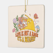 人生は旅 – かわいいカタツムリ、キノコと花 セラミックオーナメント (左)