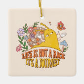 人生は旅 – かわいいカタツムリ、キノコと花 セラミックオーナメント (正面)