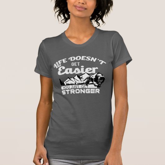 人生は楽にならず、ただ強くなるだけだ Tシャツ (正面)