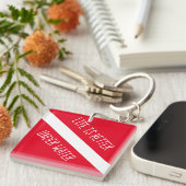 人生は水中の赤いダイバーダウン旗より良い キーホルダー (正面右)