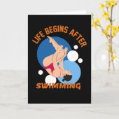 人生は水泳の後に始まる – 完璧な泳ぎデザイン カード (黄色い花)