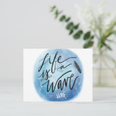 人生は波サーフボード水の色のタイポグラフィ ポストカード (スタンド正面)