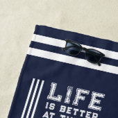 人生は湖の家族のネイビーブルーホワイトでより良い ビーチタオル (インサイチュ)