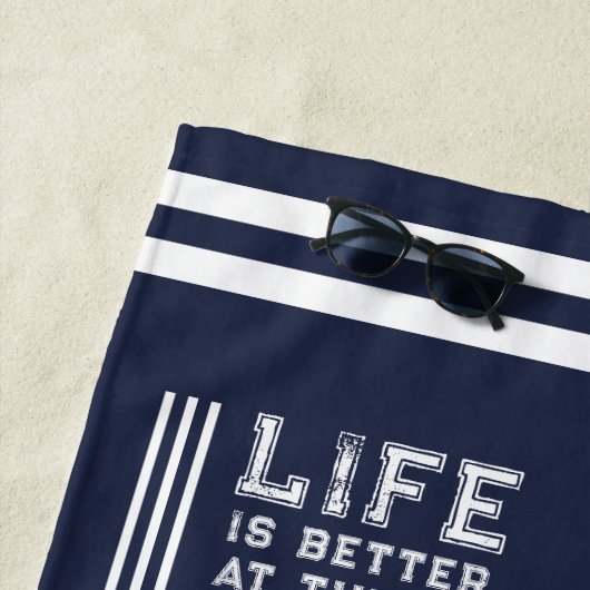人生は湖の家族のネイビーブルーホワイトでより良い ビーチタオル (インサイチュ)