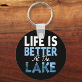 人生は湖Tシャツ魚釣りボートで良い キーホルダー (正面)