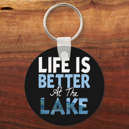 人生は湖Tシャツ魚釣りボートで良い キーホルダー (正面)