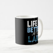 人生は湖Tシャツ魚釣りボートで良い コーヒーマグカップ (正面右)