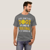 人生は犬とピックルボールだけじゃない 女性 Tシャツ (正面フル)