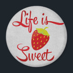人生は甘いイチゴ マグネット<br><div class="desc">スタイルのパーソナライズ名前やニックネームを追加して、このケースを彼、彼女、または自分自身のための完璧な贈り物にする！単クリックに画カスタマイズ像と文字を追加する「it」。この素晴らしい"lofe is sweet"のイチゴデザインを幅広い製品で手に入れよう！</div>