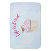 人生は甘いピンクのカップケーキ バスマット (正面縦)