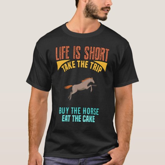 人生は短いから馬を買おう サラブレのジョーク Tシャツ (正面)