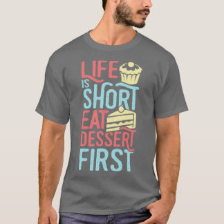 人生は短いデザー食べト最初のベーキング愛のギフトである Tシャツ