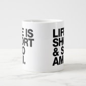 人生は短い、だから私はおもしろい引用文 ジャンボコーヒーマグカップ (正面)