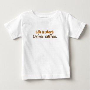 人生は短い。コーヒーを飲みなさい。(© Mira) ベビーTシャツ