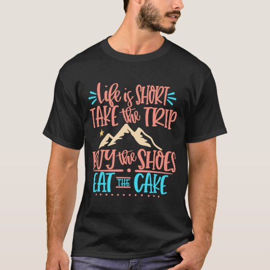 人生は短い、旅に出よう、靴を買おう、t tシャツ (正面)