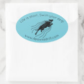 人生は短い。犬を泳いで!黒犬ステッカー 楕円形シール (バッグ)