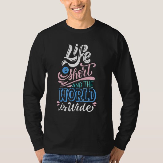 人生は短く、世界はあなたの人生を広く生きる Tシャツ (正面)