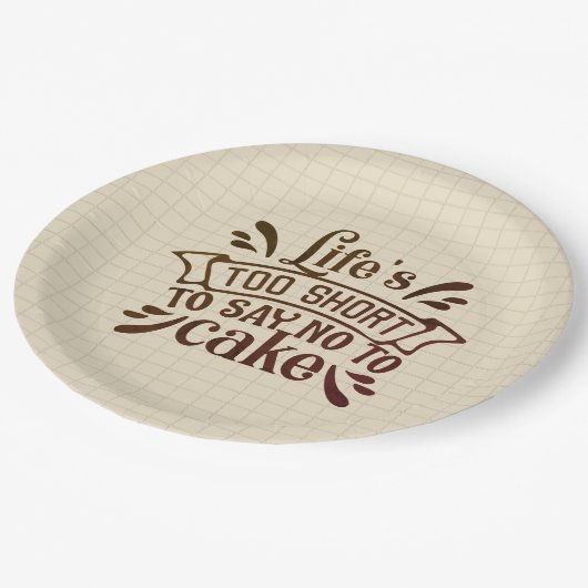 人生は短すぎてケーキにノーと言えない ペーパープレート (アングル)