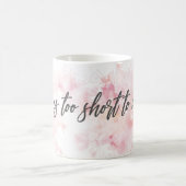 人生は短すぎてコーヒーマグを待てない – インスピレーション コーヒーマグカップ (中央)