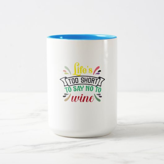 人生は短すぎてワインにノーと言えない。 ツートーンマグカップ (中央)