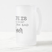 人生は短すぎて悪いビールを飲めない曇りマグカップ フロストグラスビールジョッキ (正面右)