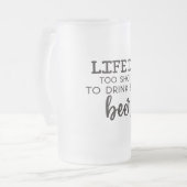 人生は短すぎて悪いビールを飲めない曇りマグカップ フロストグラスビールジョッキ (正面左)