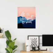 人生は短すぎて日没の山々を待つ引用文 ポスター (ホームオフィス)