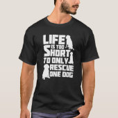 人生は短すぎて犬の救助一匹しか救えない Tシャツ (正面)