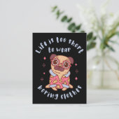 人生は短すぎて衣服退屈な服 ポストカード (スタンド正面)